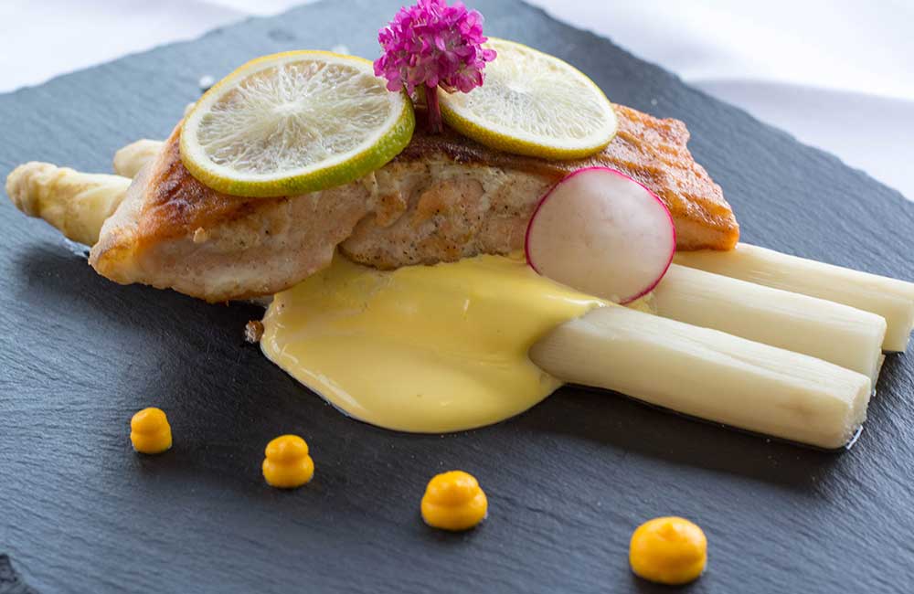 Grappolo d'Oro: Lachs an Spargel
